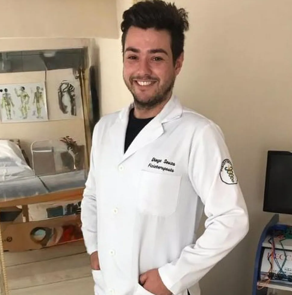 Fisioterapeuta Diego Souza de jaleco branco, sorrindo