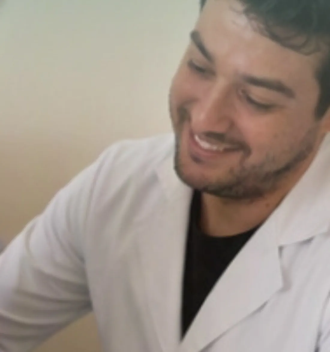 Fisioterapeuta Diego Souza atendendo um paciente idoso